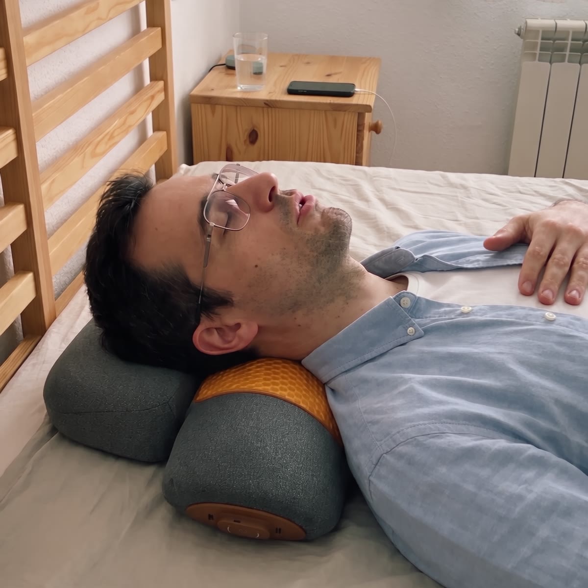 Persona tumbada con el cuello apoyado en la almohada cervical